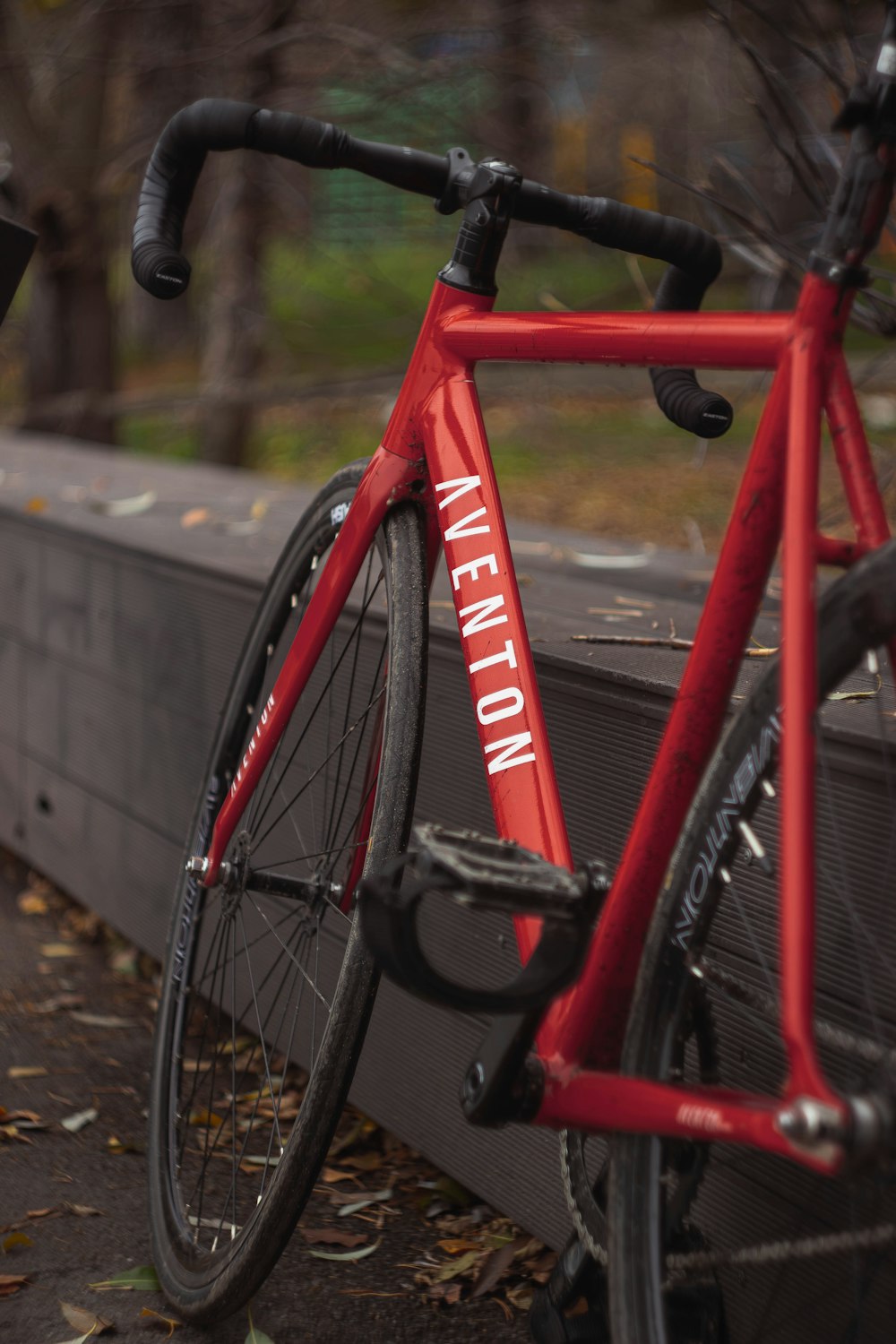 Una bicicleta roja está apoyada contra una pared