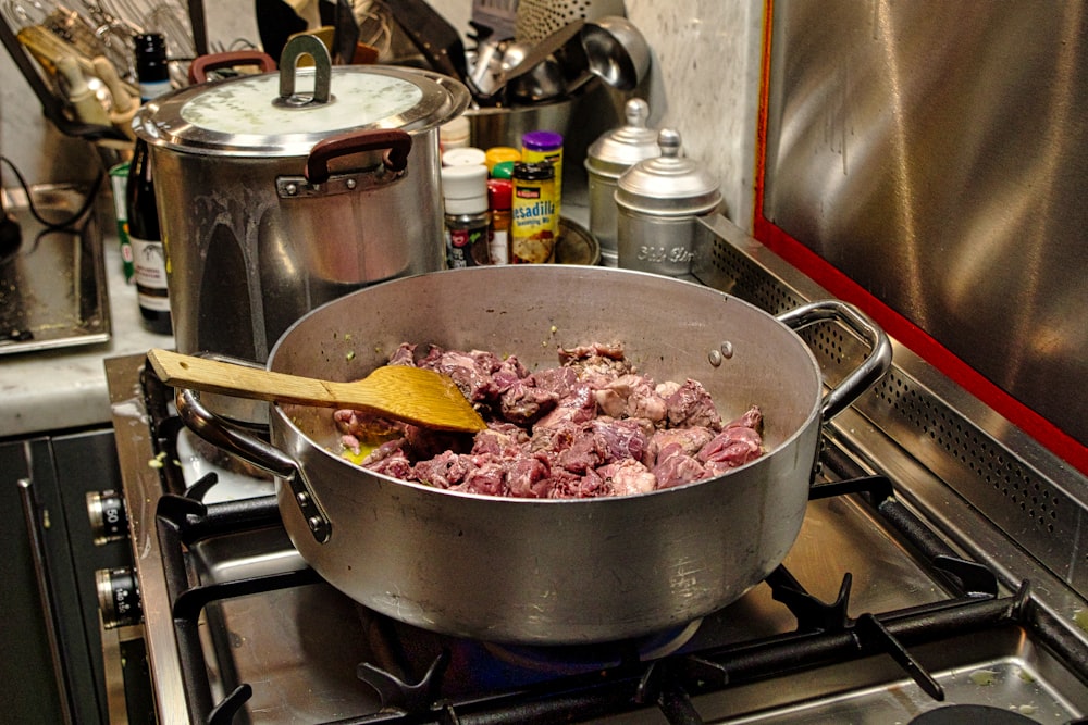 una olla llena de carne cocinándose en una estufa