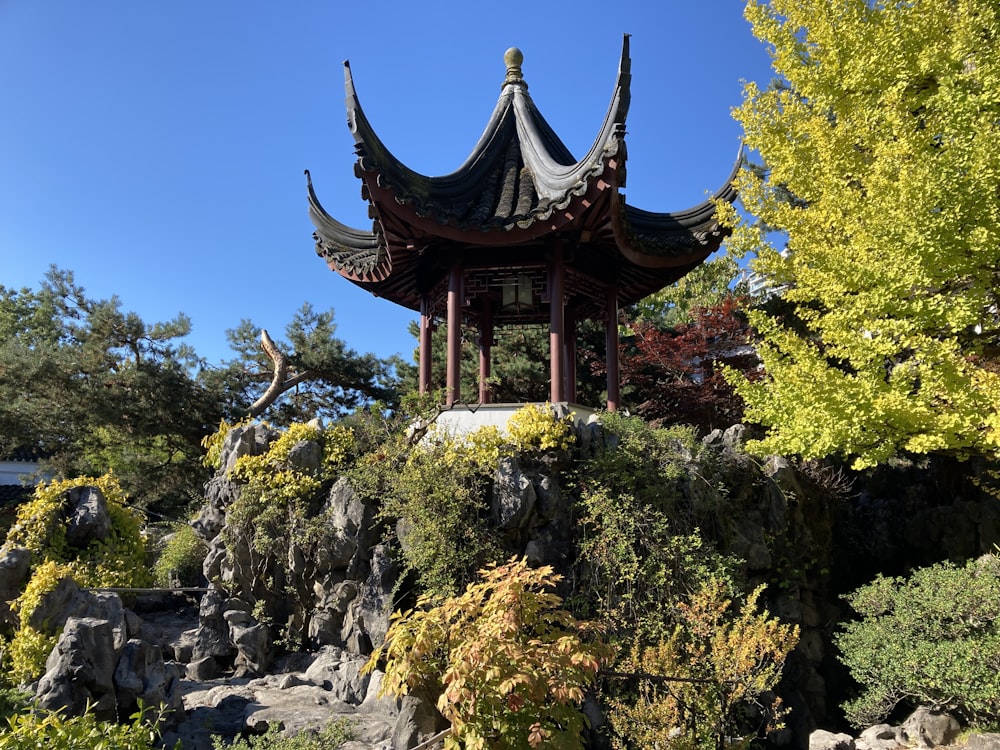 Une pagode au milieu d’un jardin de rocaille