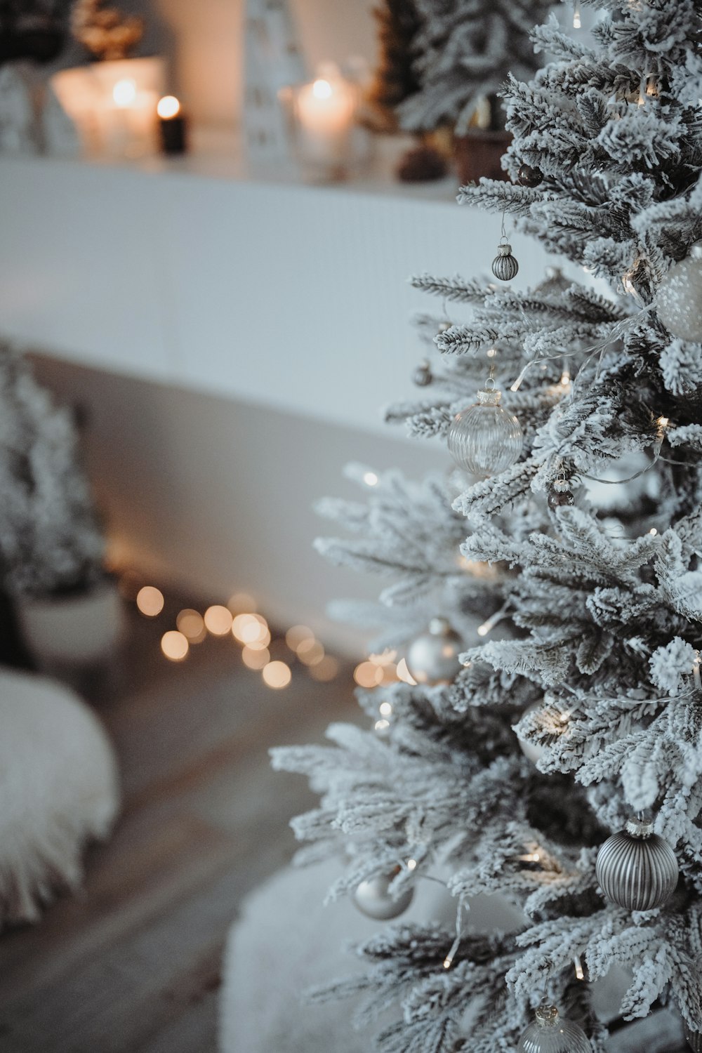 Ein geschmückter Weihnachtsbaum im Wohnzimmer