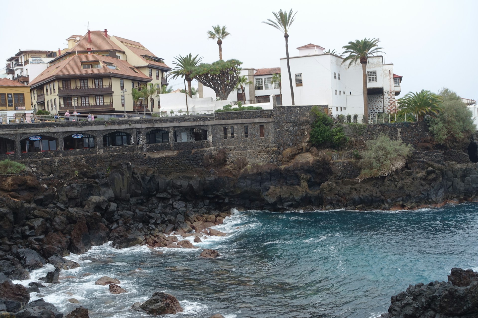 black and white bed linen