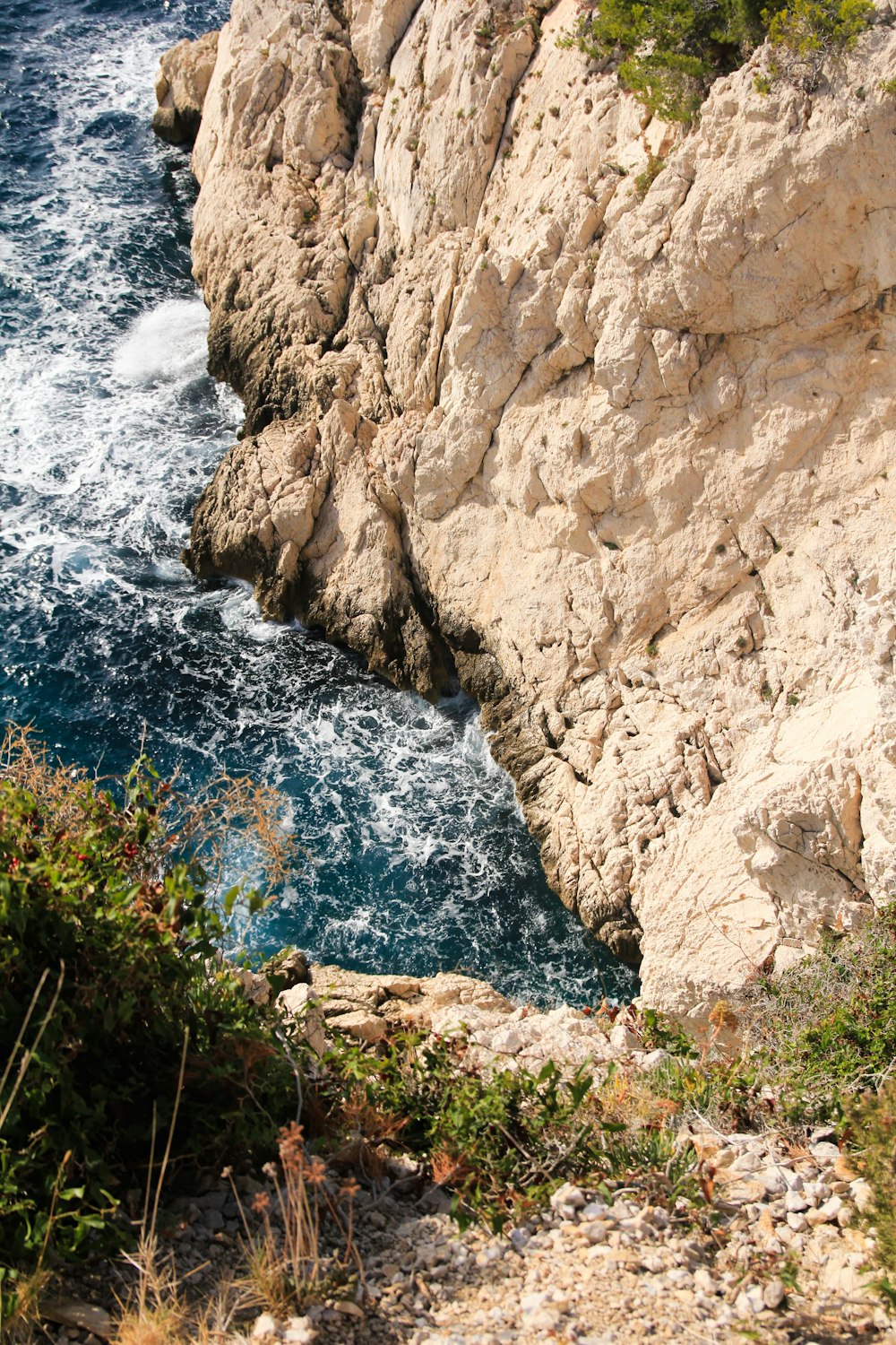Une falaise rocheuse surplombe un plan d’eau