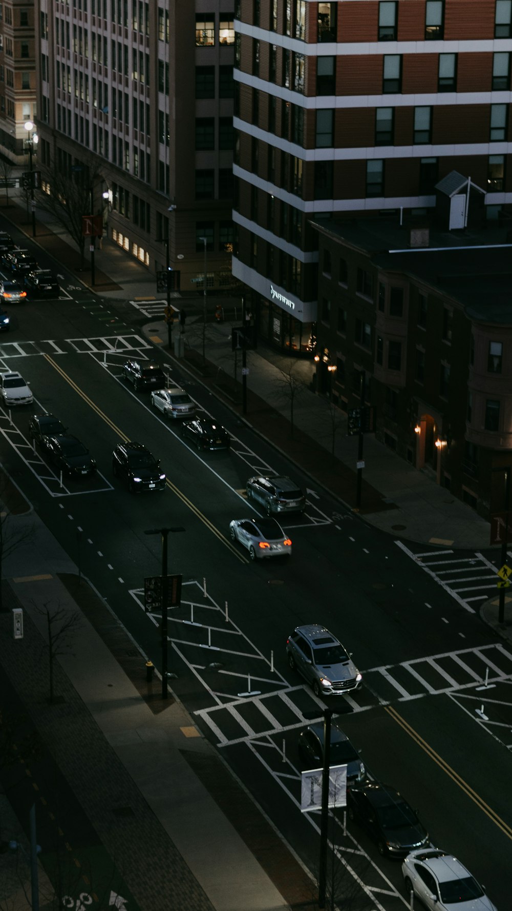 a city street filled with lots of traffic at night