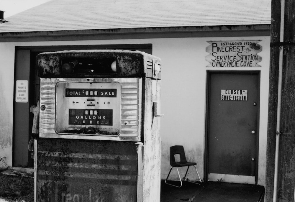 Una foto in bianco e nero di una vecchia pompa di benzina