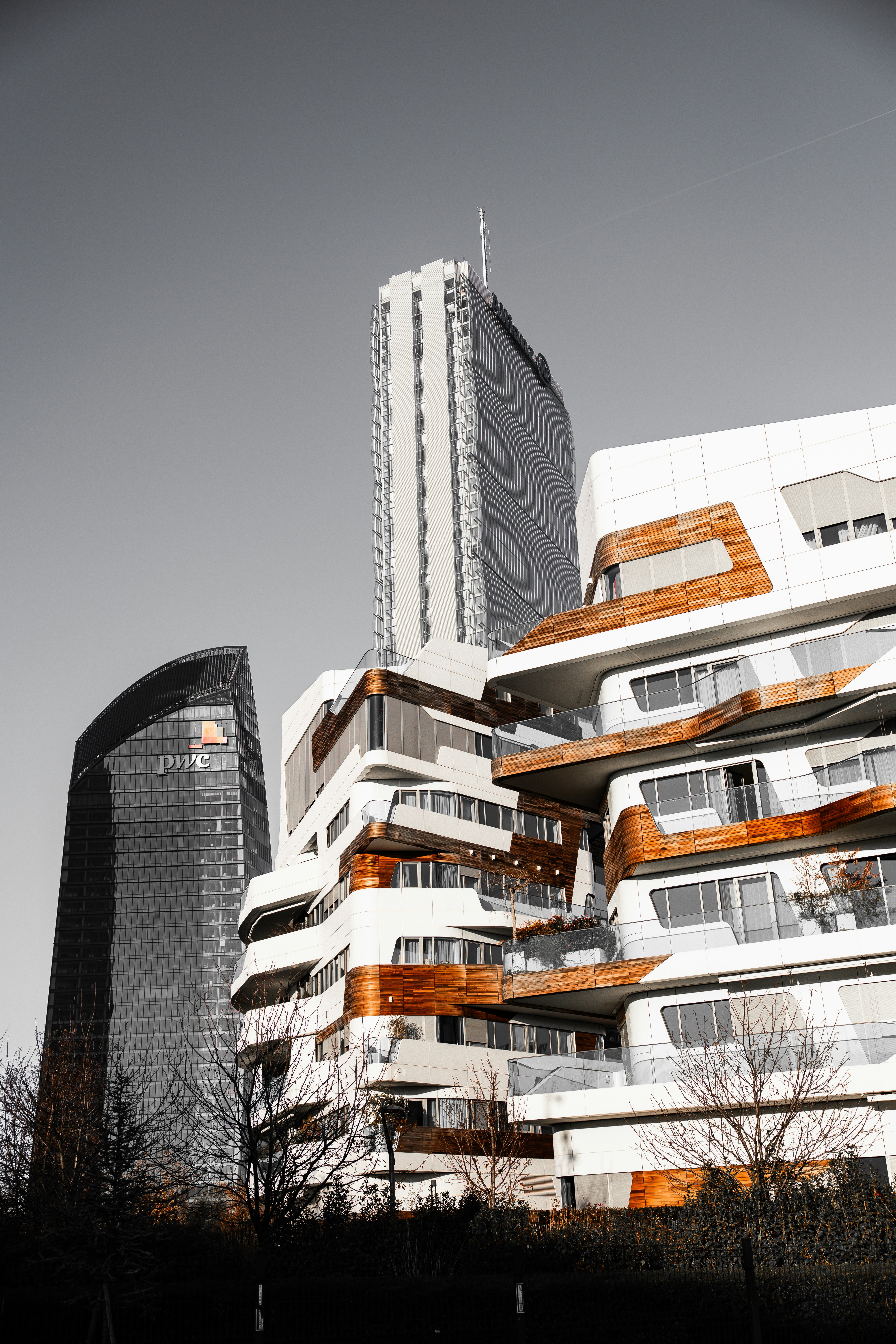 Un edificio molto alto con molte finestre