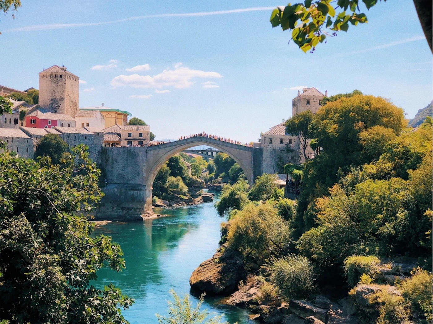 Mostar'da Neretva Nehri üzerindeki tarihi taş köprü