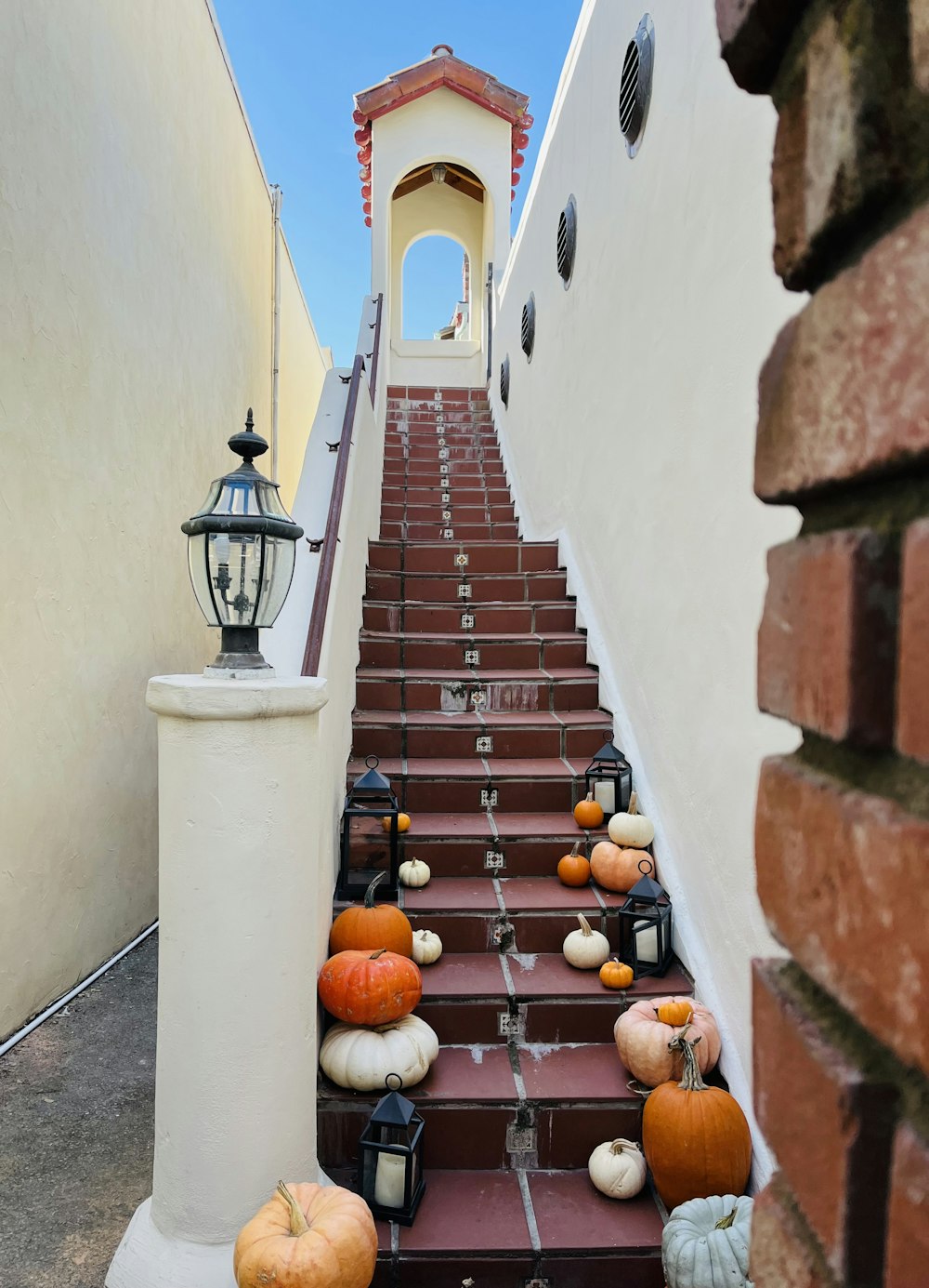 eine Treppe mit Kürbissen und Kürbissen darauf