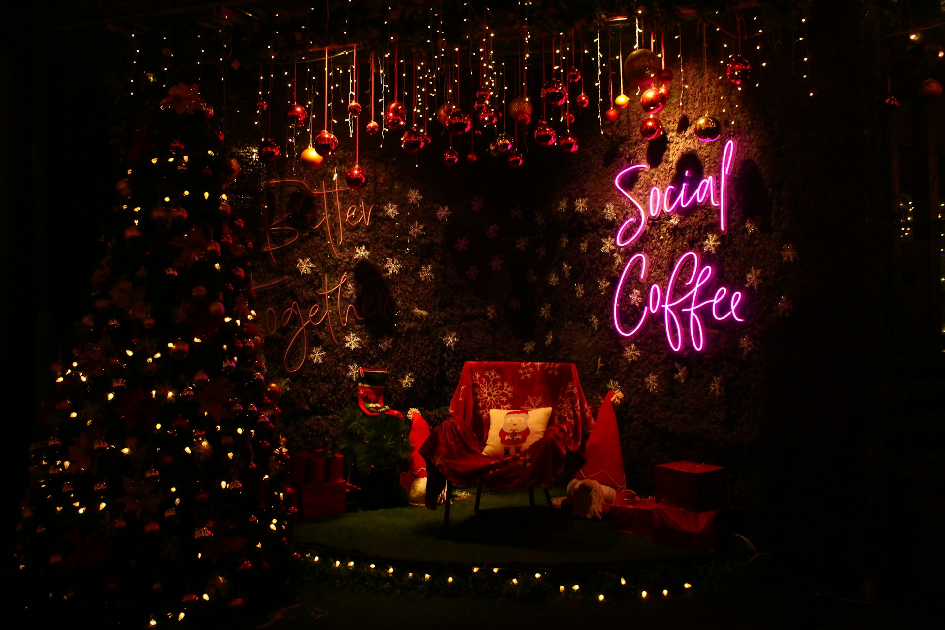 gray computer monitor