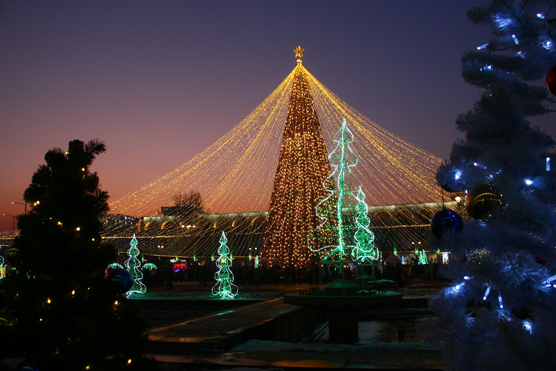 gray computer monitor