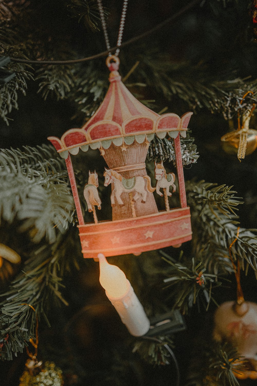 ein Weihnachtsschmuck, der an einem Weihnachtsbaum hängt