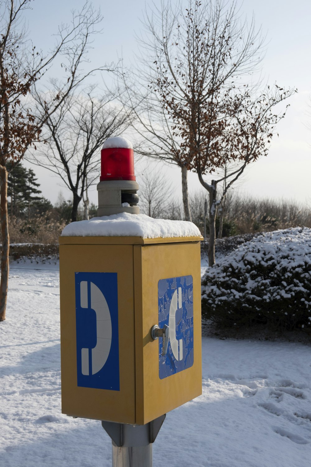 a yellow and blue box with a red light on top of it