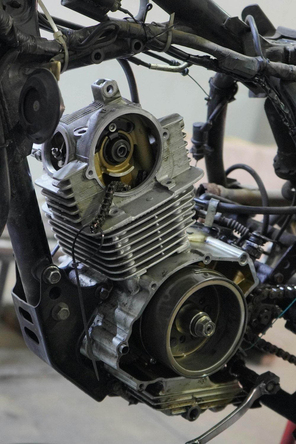 Un primer plano del motor de una motocicleta en una bicicleta