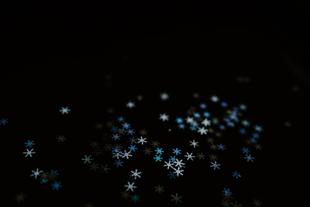 ein schwarzer Hintergrund mit vielen Schneeflocken