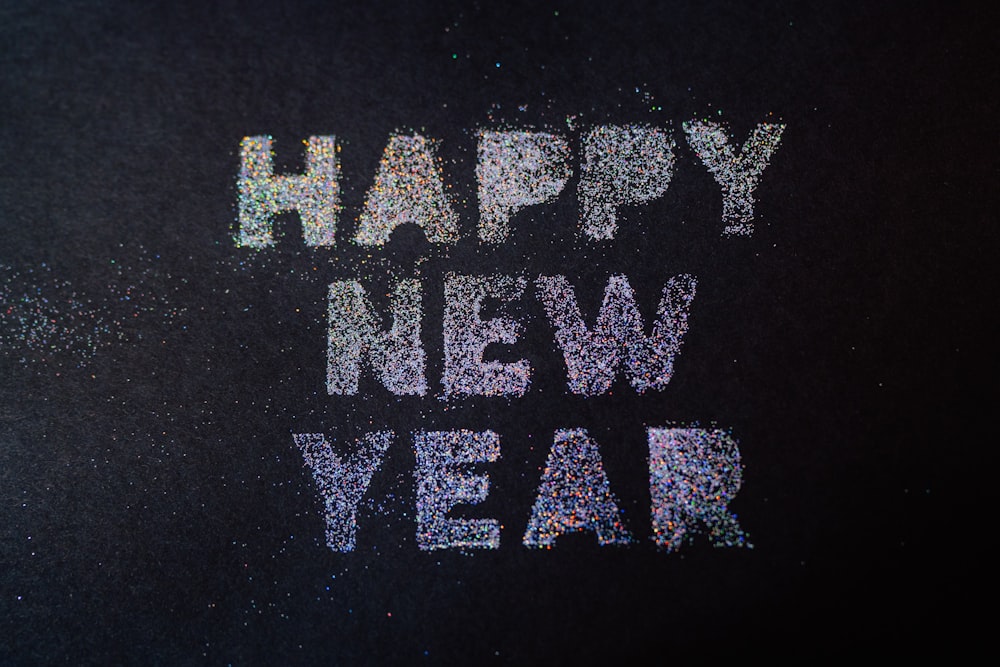 Um feliz ano novo escrito em um fundo preto