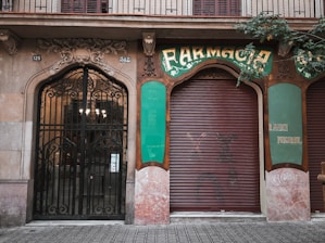 Front view of a Farmacias Regis DFE branch with clear signage and welcoming entrance.