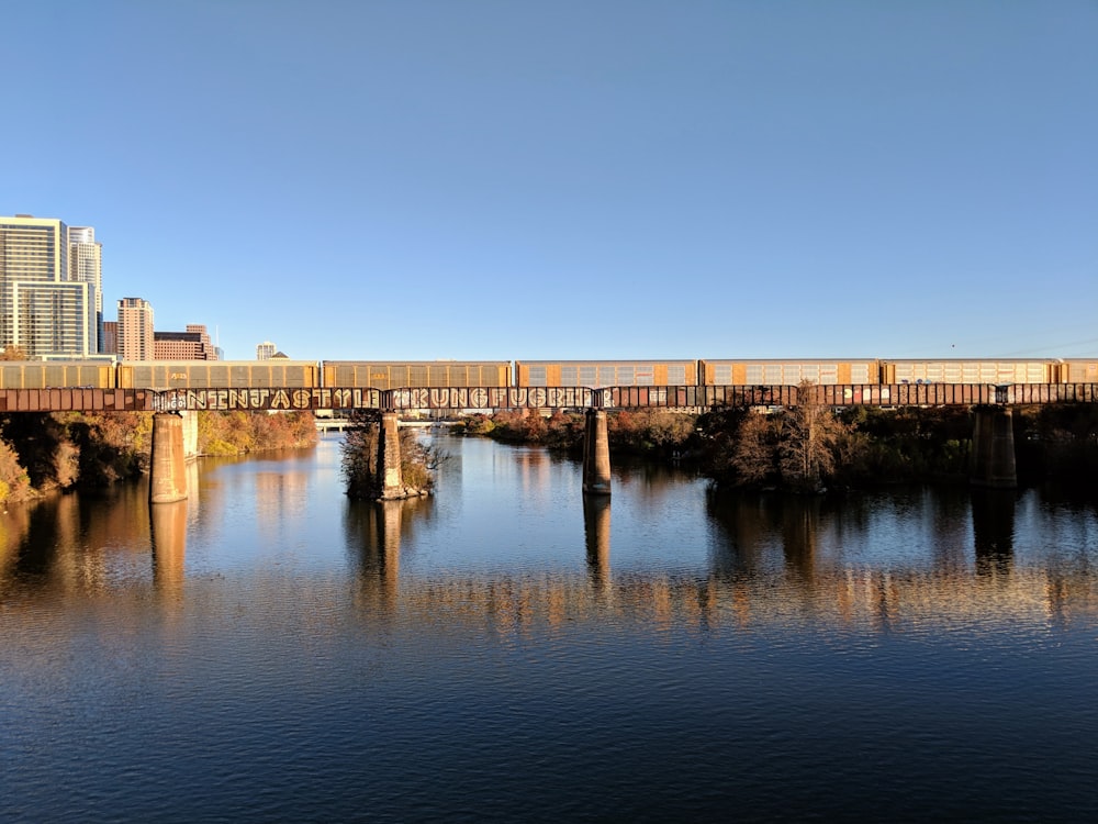 ein Zug, der eine Brücke über einen Fluss überquert