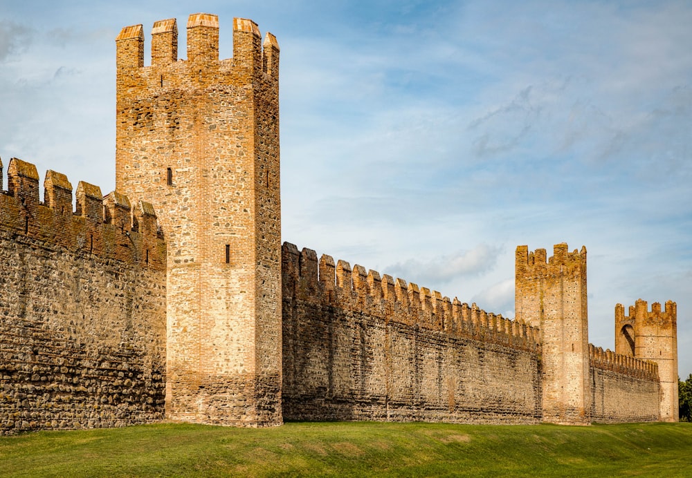 un gran castillo con dos torres en la parte superior