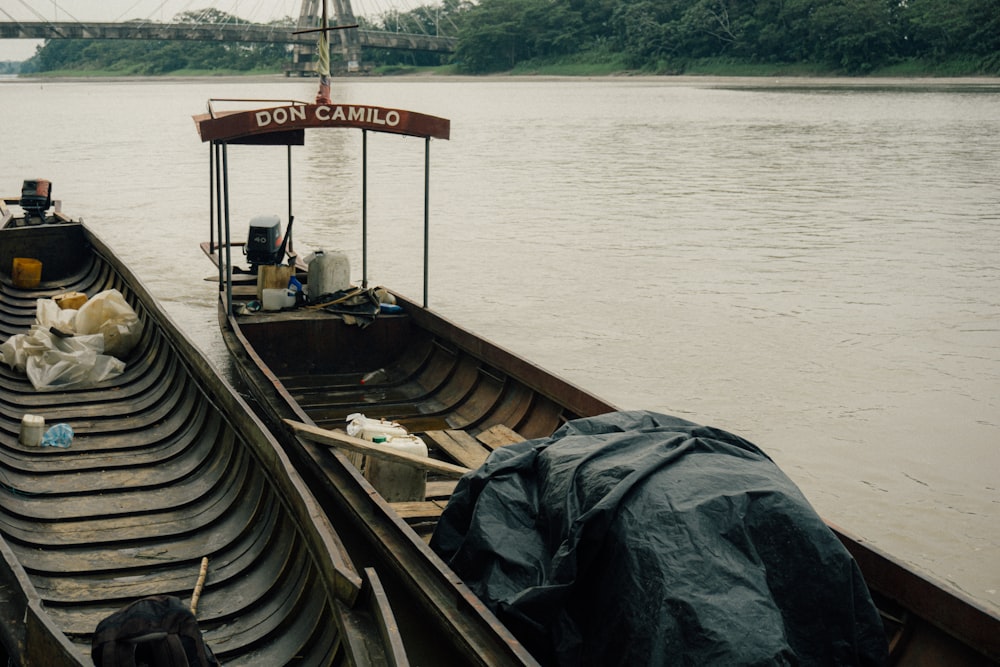 um par de barcos que estão sentados na água