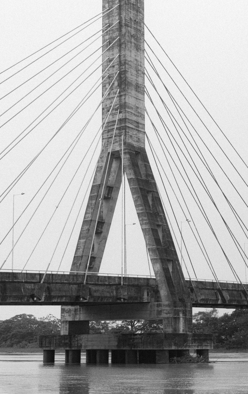 uma foto em preto e branco de uma ponte sobre a água