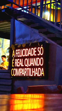 Imagem de uma equipe sorridente atendendo clientes em um ambiente acolhedor.