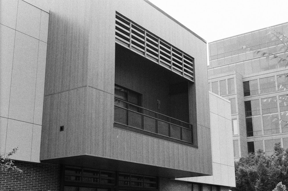 a black and white photo of a building