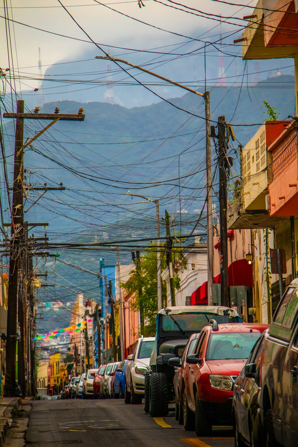 una calle con coches aparcados a ambos lados de la misma