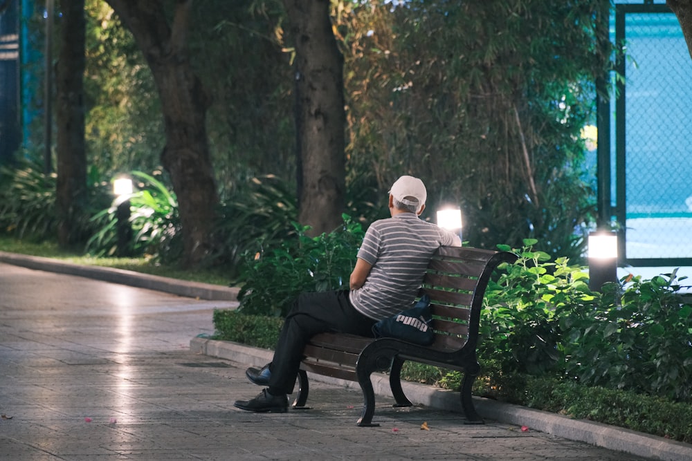 eine Person, die auf einer Bank in einem Park sitzt