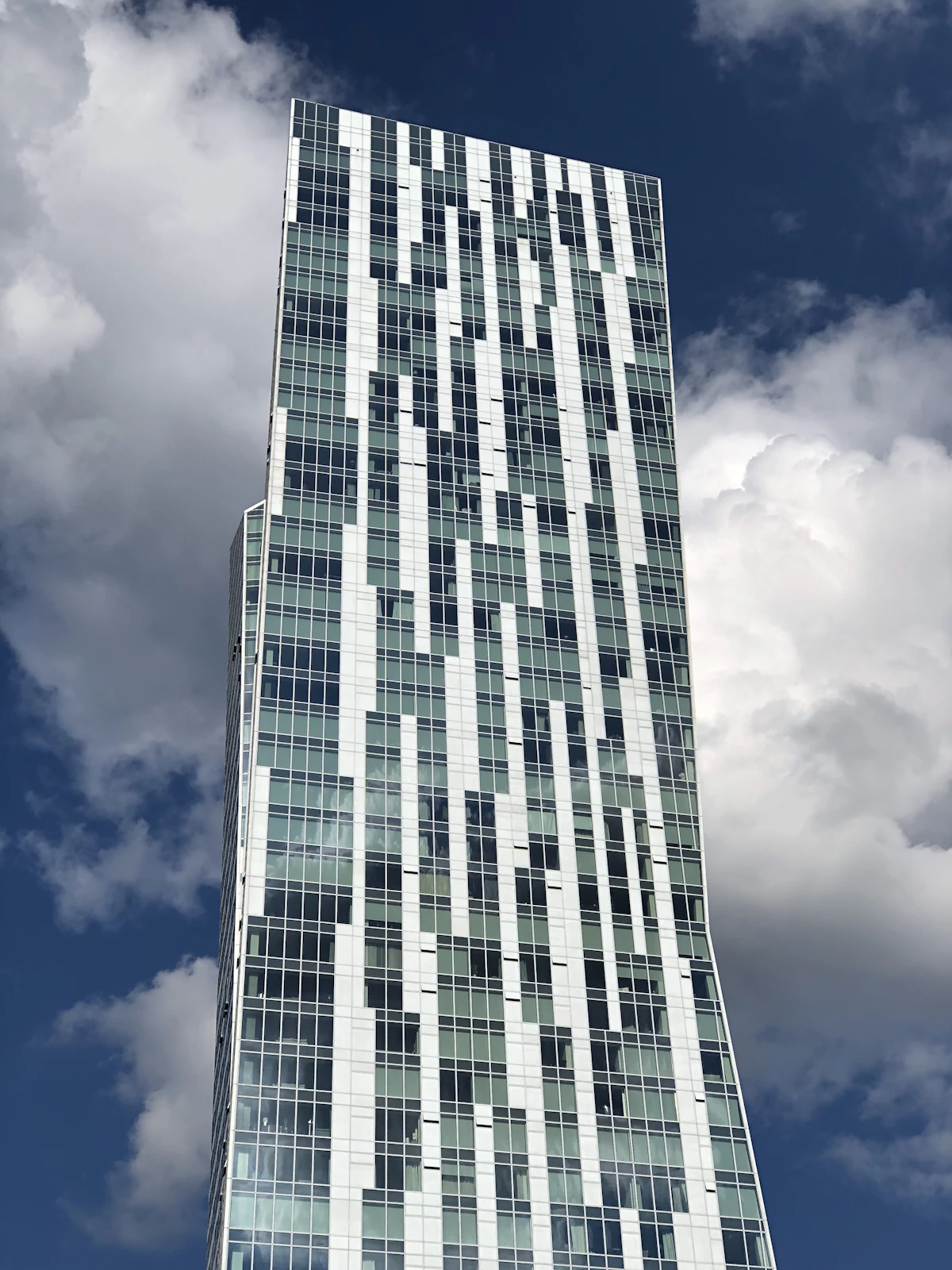 Gedung bertingkat tinggi dengan banyak jendela
