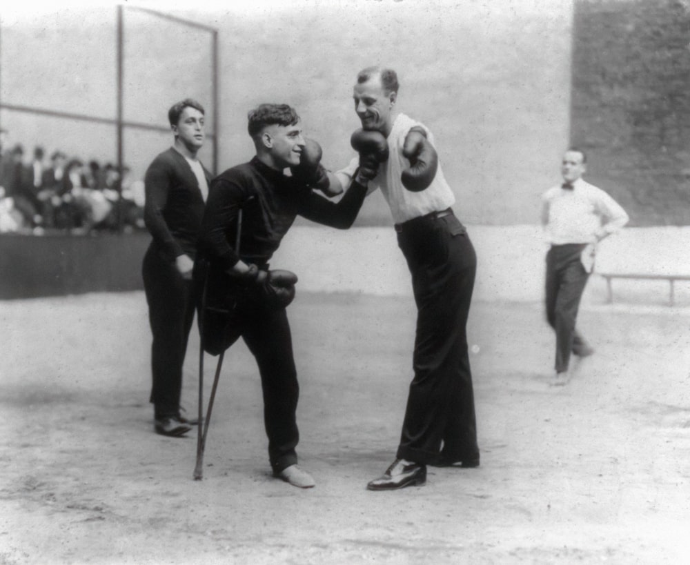 Sam Luzofsky (una pierna) y Lon Young (un brazo) boxeando