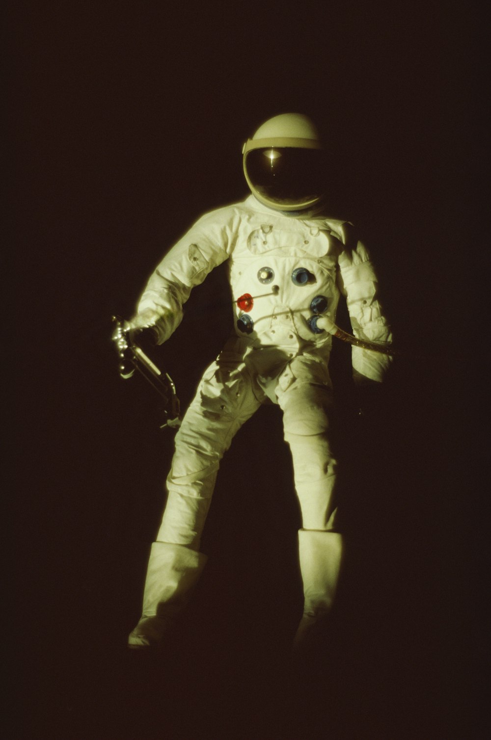 um homem em um traje espacial com um capacete ligado