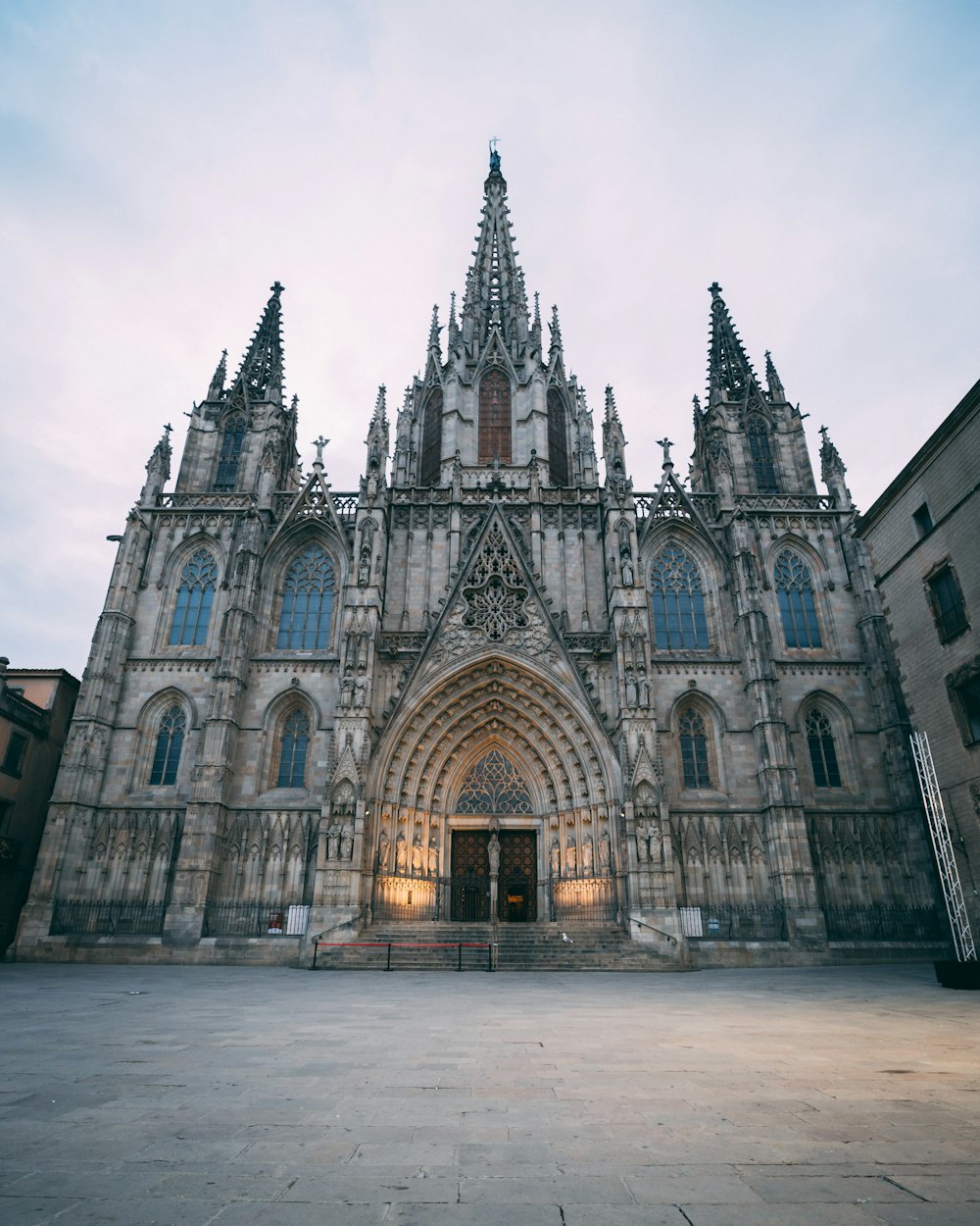 une grande cathédrale avec une horloge sur le devant