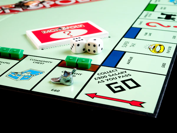 Gros plan d'un plateau de Monopoly en cours de jeu