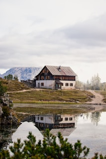 An exquisite holiday cottage by the lake.