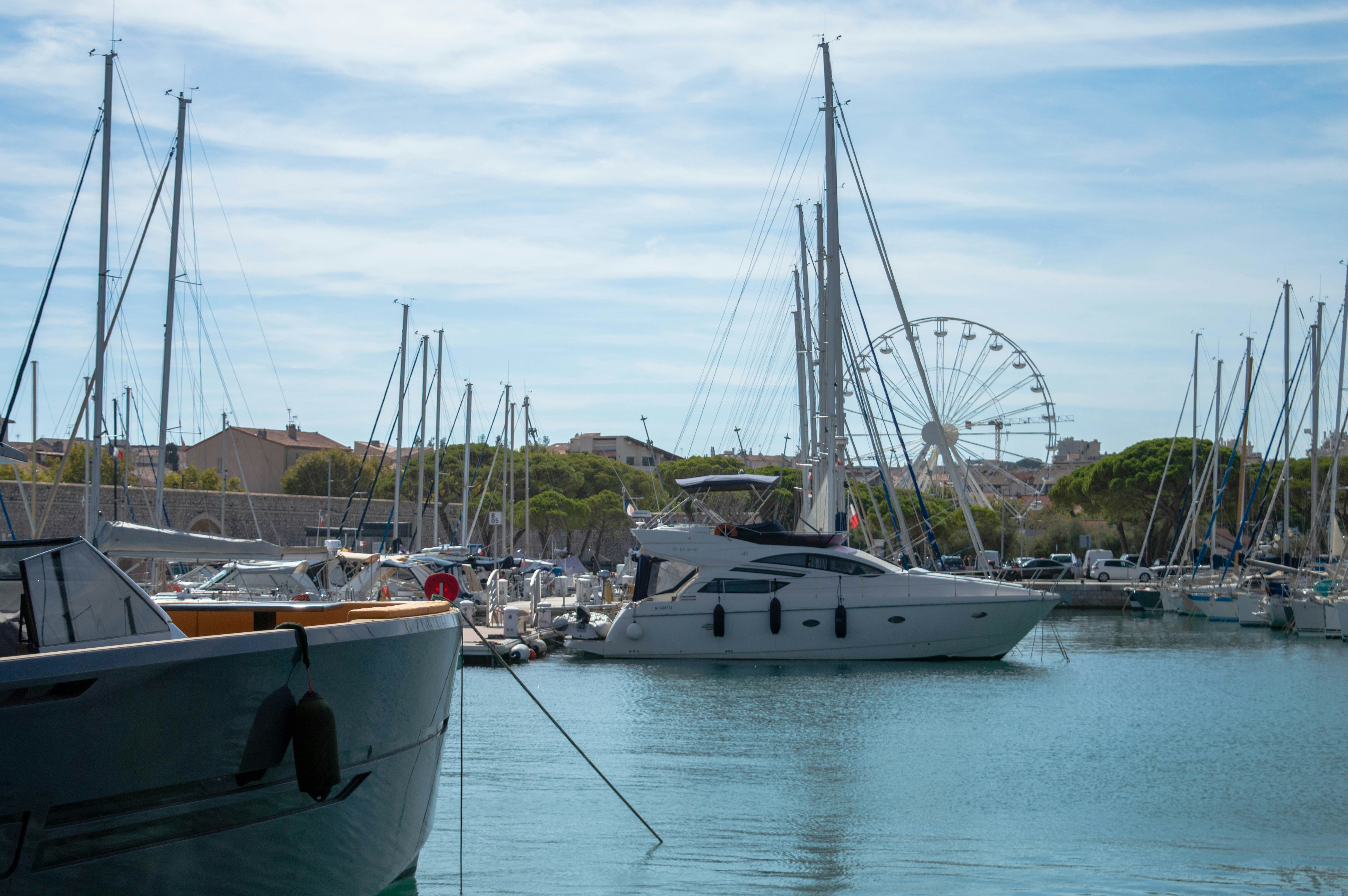Un port rempli de nombreux bateaux blancs