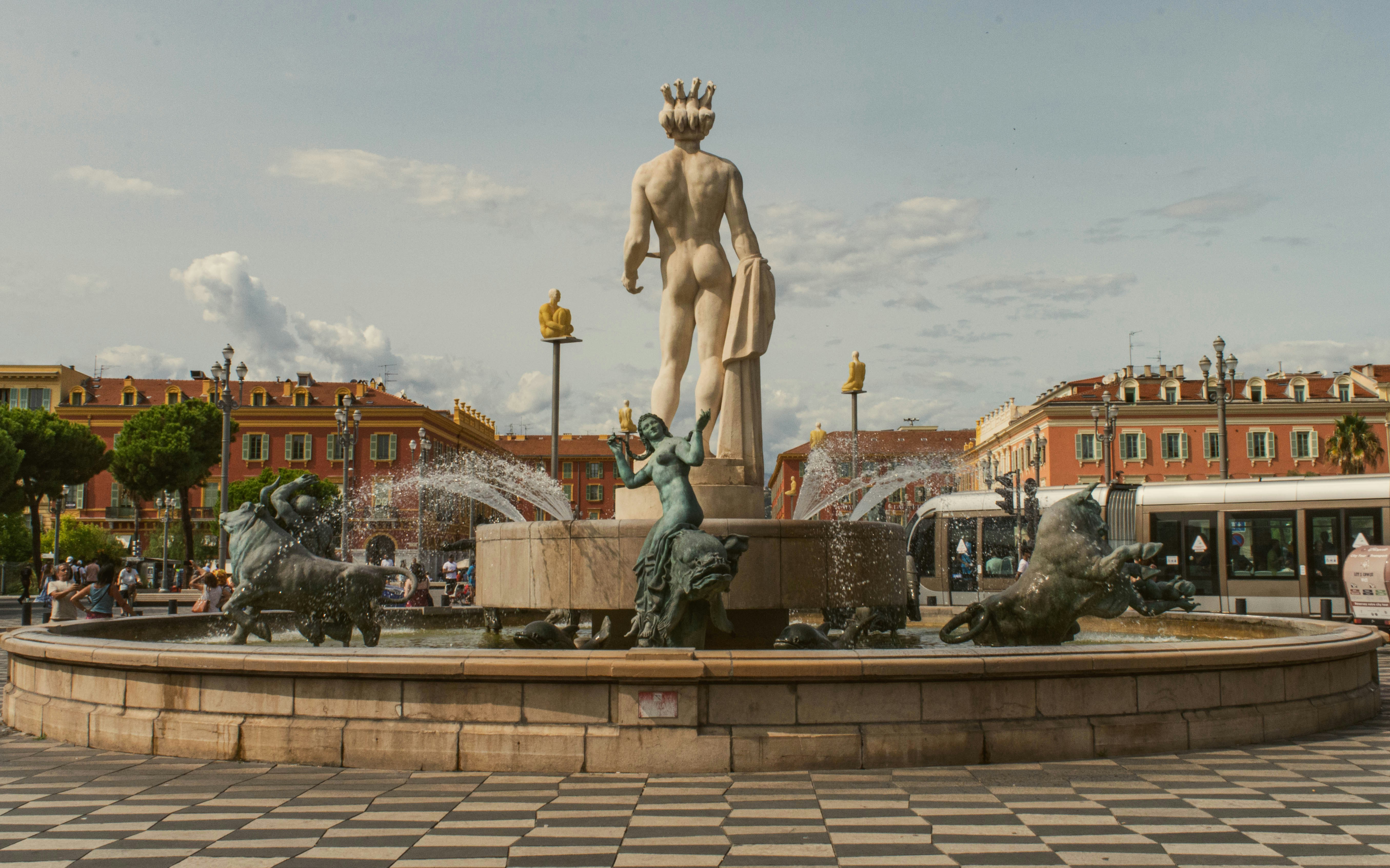 une statue d’homme avec une couronne sur la tête