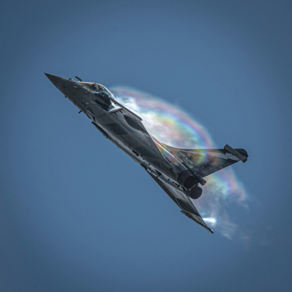 Ein Kampfjet, der durch einen blauen Himmel fliegt