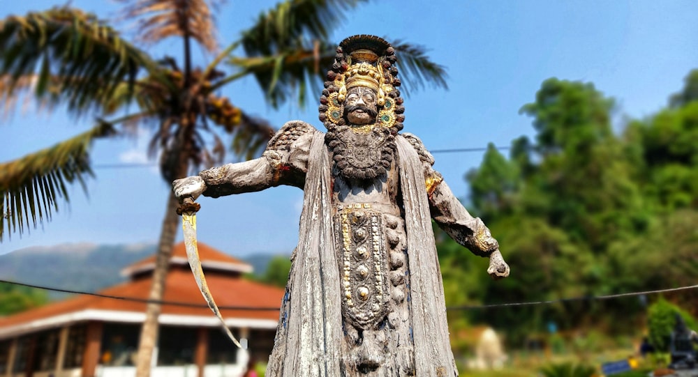 una statua di un uomo con la barba e la barba