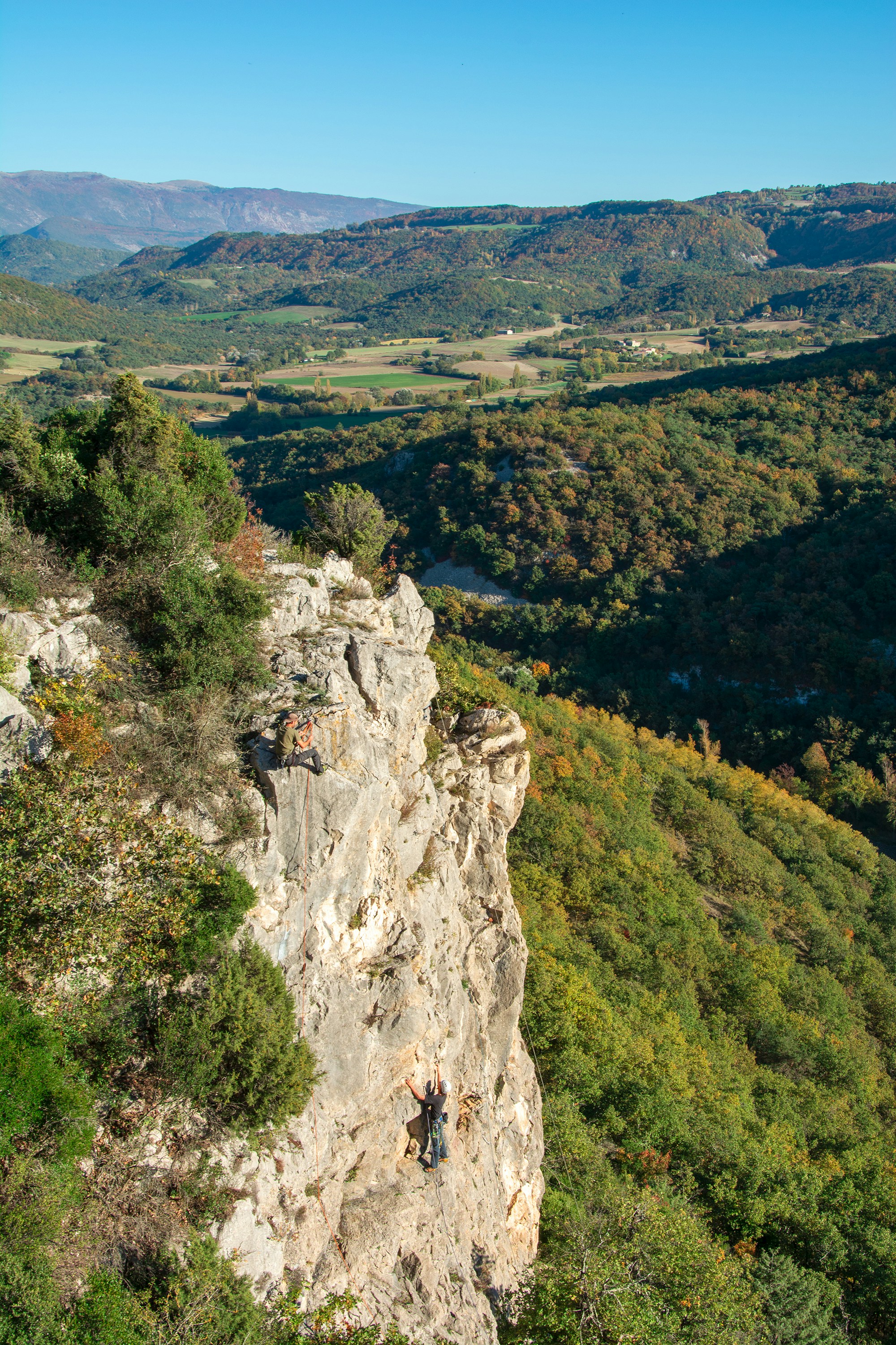 un homme escaladant le flanc d’une montagne