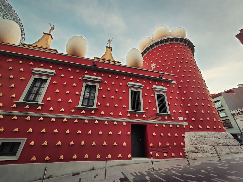 ein rotes Gebäude mit goldenen Verzierungen darauf