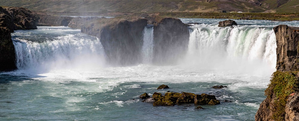 ein großer Wasserfall, aus dem viel Wasser herauskommt