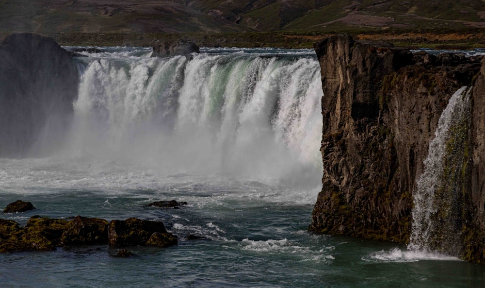 ein großer Wasserfall, aus dem viel Wasser herauskommt