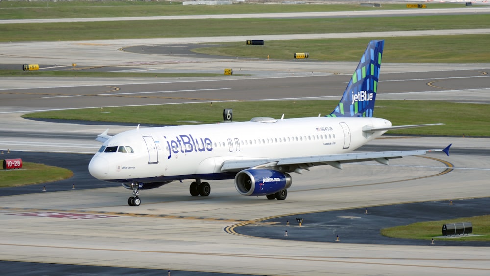 Un avion JetBlue sur une piste d’un aéroport