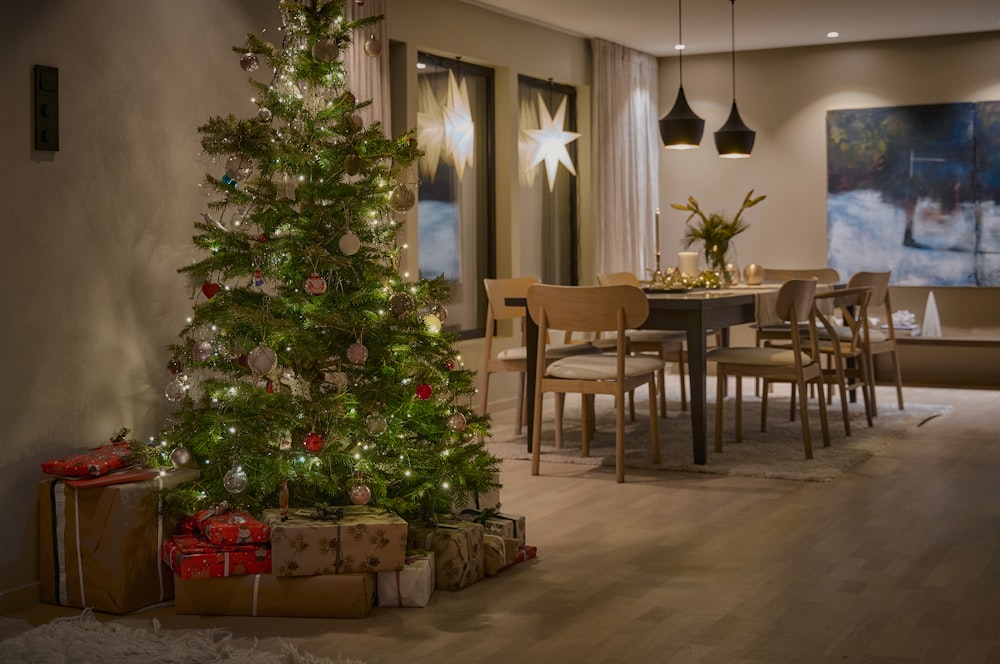 Un árbol de Navidad decorado en una sala de estar