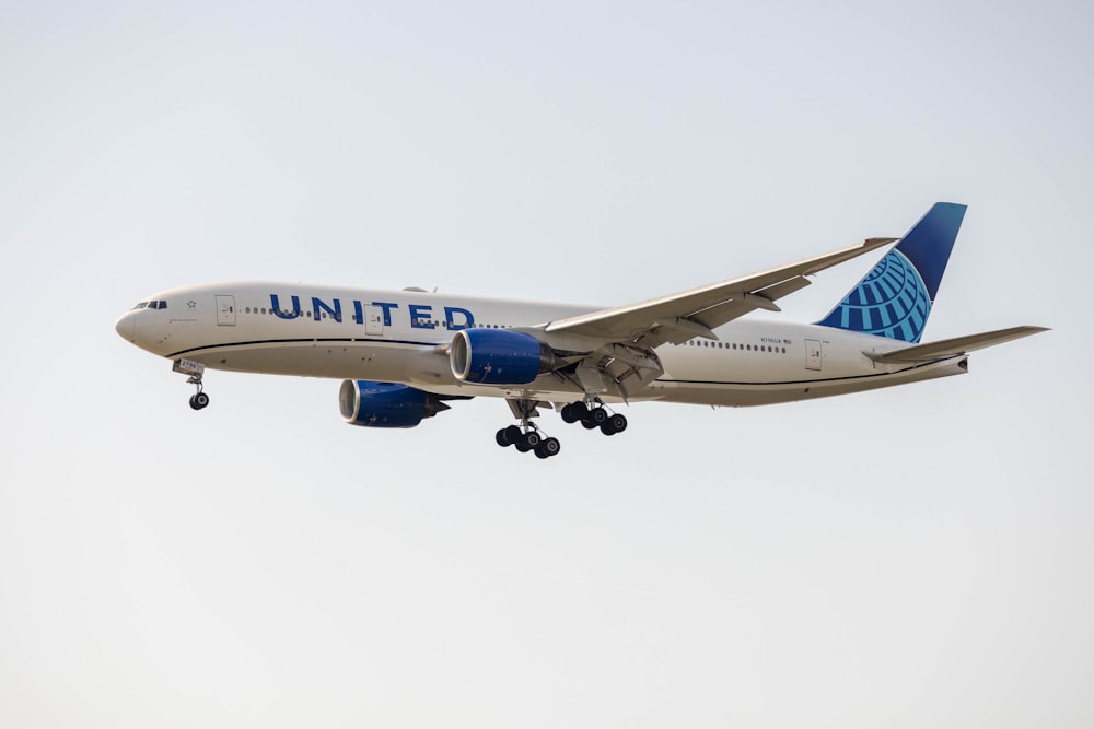 ein großes Düsenflugzeug, das durch einen bewölkten Himmel fliegt