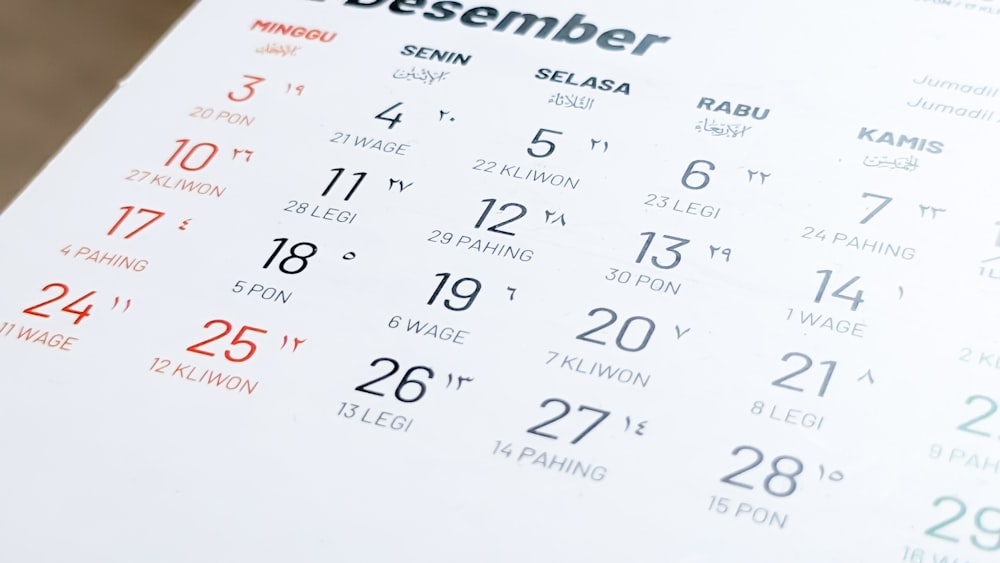 Gros plan d’un calendrier sur une table