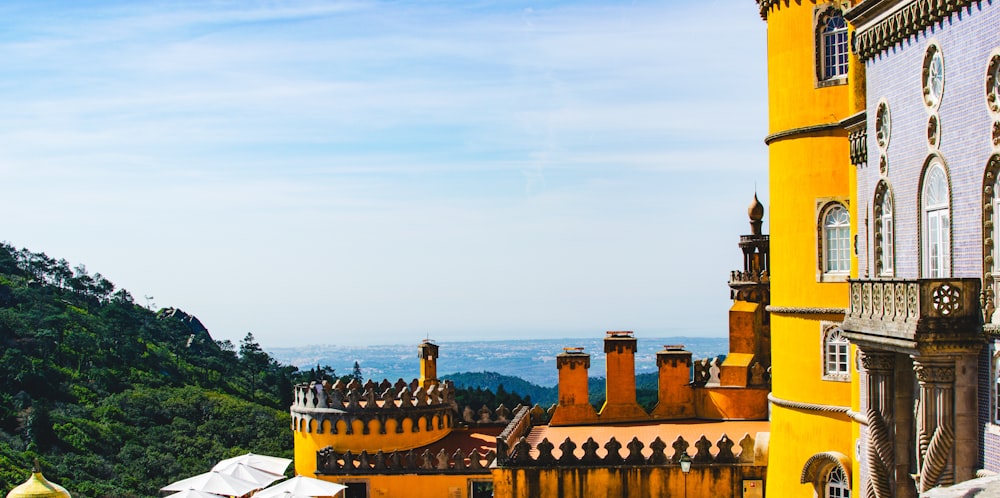 Un grand bâtiment jaune avec vue sur les montagnes