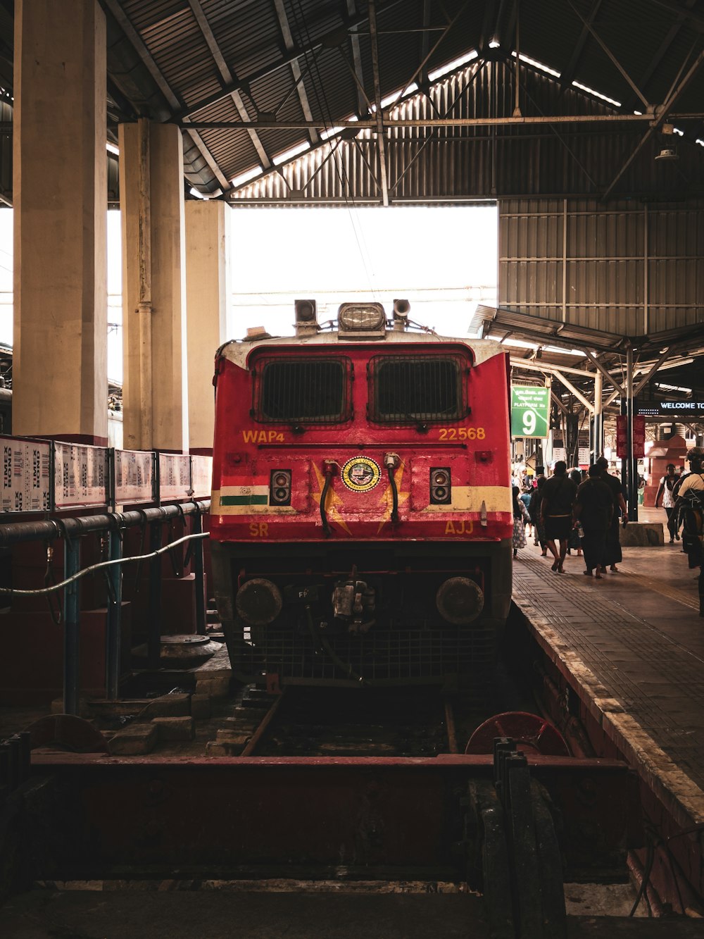 Um trem vermelho está estacionado em uma estação de trem