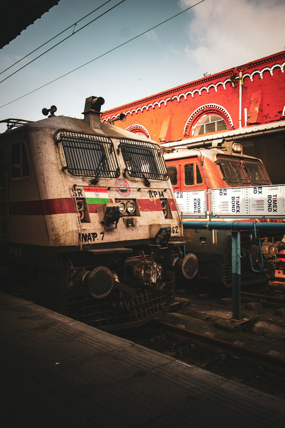 Un tren aparcado junto a una estación de tren