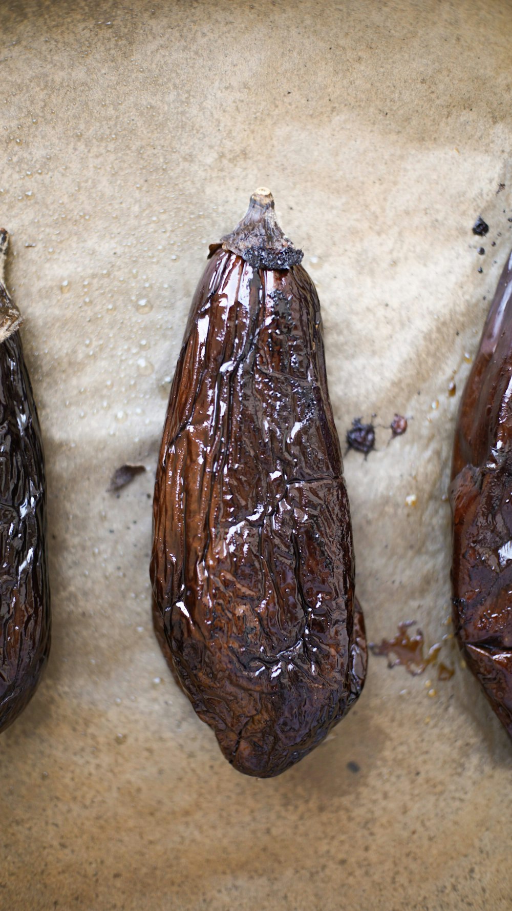 trois morceaux de fruits posés sur le dessus d’un comptoir