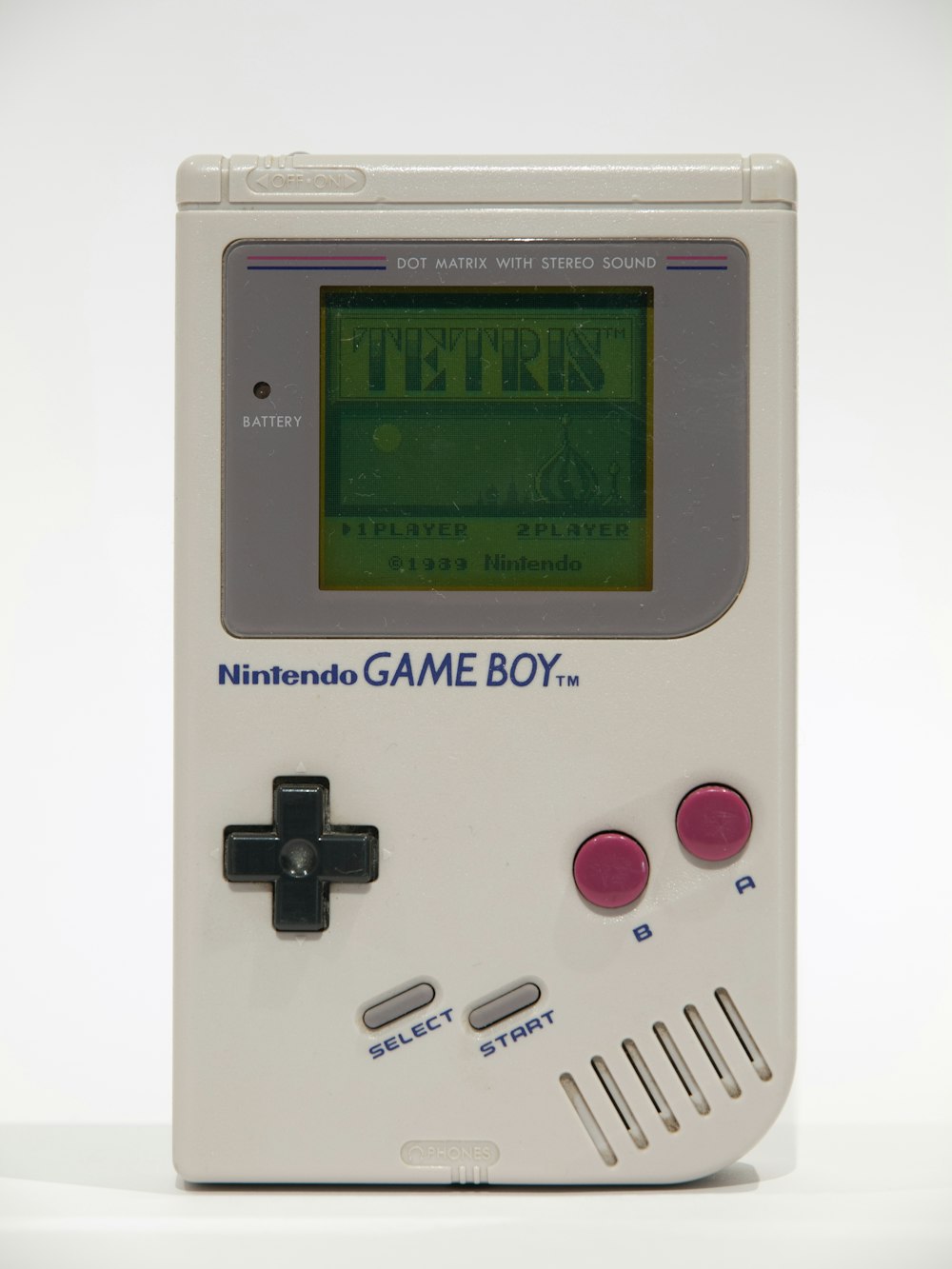 Ein alter Nintendo Game Boy mit einem Gameboy drauf